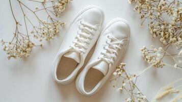 llanura neutral tonificado blanco entrenadores zapatillas en boho minimalista fondo, para bienestar aptitud yo cuidado espacio, mínimo estético, producto fotografía foto