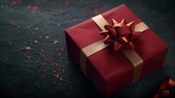 oscuro rojo regalo caja con elegante oro cinta en oscuro antecedentes. saludo regalo con Copiar espacio para Navidad presente, fiesta o cumpleaños foto