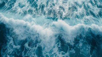 espumoso olas laminación arriba en océano. foto