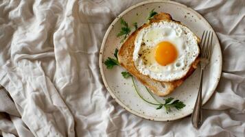 huevos en tostada, rústico Mañana desayuno café, pan, mesa fondo antecedentes neutral minimalista sencillo mínimo color, beige, broncearse, blanco foto