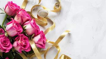 ramo de flores de vistoso rosado rosas decorado con dorado sedoso cinta Corbata aislado en blanco antecedentes foto