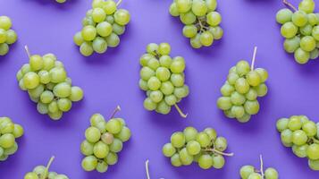 Fresco jugoso uvas en un vibrante púrpura fondo, arreglado en un parte superior ver plano laico estilo mostrar. foto