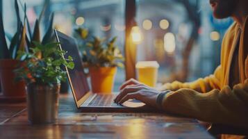 estudiante utilizando computadora para aprendizaje lección en línea a cafetería. puesta en marcha hombre trabajando con ordenador portátil a oficina. foto