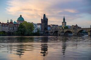 amanecer ver de el Charles puente y Vltava río en Praga foto