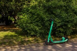 praga, checo república - abril 29, 2024. verde scooter en havlíček jardín foto