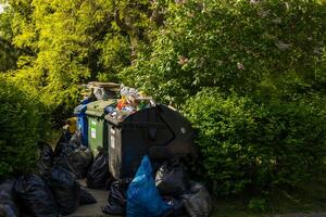 praga, checo república - abril 29, 2024. basura en havlíček jardín foto
