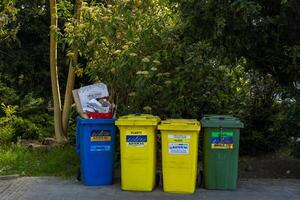 praga, checo república - abril 29, 2024. varios basura latas metido siguiente a cada otro en havlíček jardín distrito Praga 2, vinohrady. foto