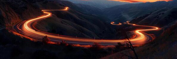 un devanado la carretera con un lote de carros en eso foto