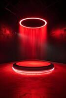 simplista circular plataforma con iluminado rojo aureola en oscuro habitación foto