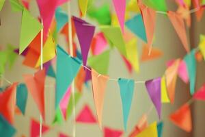 festivo guirnalda de multicolor triangulos para celebracion foto