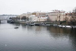 nieve en praga, raro frío invierno condiciones. Praga en checo república, Nevado clima con edificios foto