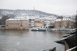 nieve en praga, raro frío invierno condiciones. Praga en checo república, Nevado clima con edificios foto