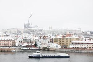 nieve en praga, raro frío invierno condiciones. Praga castillo en checo república, Nevado clima con edificios foto