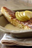 perdido pan, clásico francés dulce hecho con duro pan, leche, azúcar y vainilla crema foto