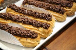 delicioso chocolate eclair cerca arriba foto