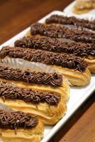 delicioso chocolate eclair cerca arriba foto