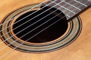 seis cuerda guitarra cerca arriba en negro antecedentes foto