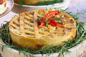 bacalao tarta con rojo pimienta en plato foto