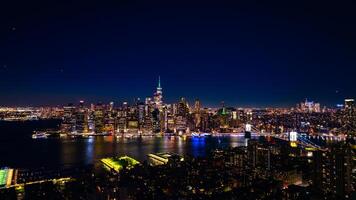 distanciamiento desde un espectacular ver de nuevo york, el Estados Unidos en el frente al mar de el este río. horizonte de metrópoli a noche. aéreo perspectiva. foto