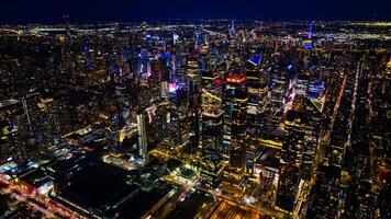 noche paisaje de nuevo york, el Estados Unidos con fantástico iluminación. rascacielos en el paisaje de metrópoli son deslumbrante y espumoso con luces. parte superior vista. foto