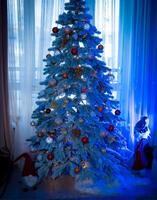 hermosa Navidad árbol con luces y cintas increíble abeto árbol decorado con Navidad pelotas cerca el acogedor ventana en el sala de estar. foto