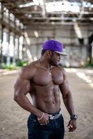 joven muscular poderoso masculino modelo. fuerte hombre con sin camisa torso exterior. foto