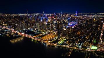 noche paisaje de nuevo york, el Estados Unidos con fantástico iluminación. rascacielos en el paisaje de metrópoli son deslumbrante y espumoso con luces. parte superior vista. foto