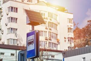 panel solar en el cartel de la carretera de la ciudad, energía para la luz de la parada de autobús, electricidad respetuosa con el medio ambiente foto