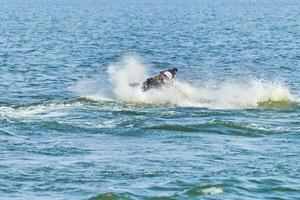 hombre en moto de agua. foto