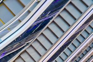 escaleras mecánicas modernas en el centro comercial foto