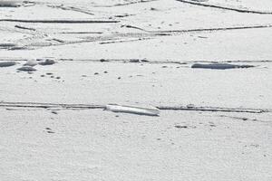 hielo agrietado del lago congelado, fondo de textura de hielo foto