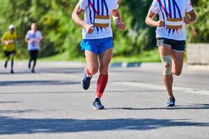 corredores de maratón en la carretera de la ciudad. foto