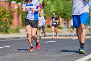 corredores de maratón en la carretera de la ciudad. foto