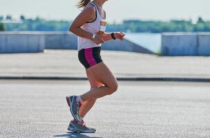 aptitud mujer corriendo en ropa de deporte en ciudad la carretera foto