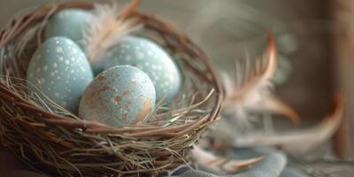 Pascua de Resurrección deleite moteado huevos anidado en un natural ramita nido foto