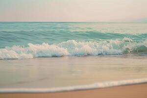 el Oceano es calma y el olas son pequeño foto