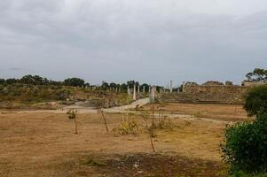 salamis, Chipre - abril dieciséis, 2024 abandonado excavaciones en un antiguo arruinado ciudad, Chipre. malo actitud hacia histórico monumentos 1 foto