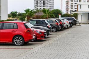 al aire libre estacionamiento lote con Fresco ozono y eco simpático verde ambiente concepto foto