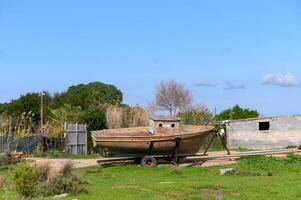 antiguo pescar barco en un pueblo en Chipre 1 foto