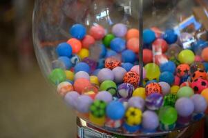 de colores pelotas en un vaso pelota en un Tienda 4 4 foto