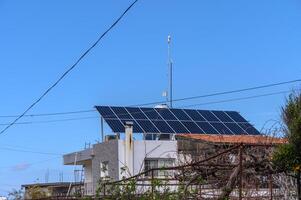 solar paneles en el techo de un casa en el pueblo 3 foto