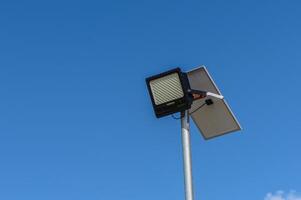 funciona con energía solar calle Encendiendo Luz de inundación en contra el cielo 2 foto