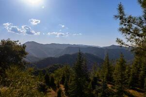 ver de el montañas de Chipre desde el Iglesia en el montaña 1 foto