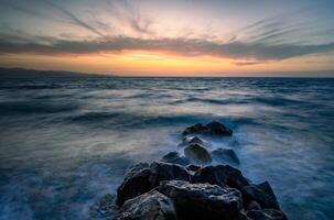 el azul hora terminado el puesta de sol en el mediterráneos mar foto