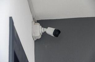 un ip cctv cámara es montado fuera de el casa para remoto supervisión de sus propietarios la seguridad y a potencialmente salvar vive foto