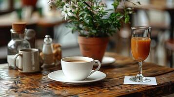 Mañana serenidad. café y jugo en medio de floreciente flores foto