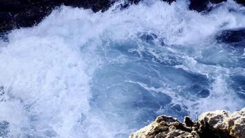 schleppend Bewegung Barrel Welle mit Textur und Wind sprühen, roh natürlich Wunder. schön Küsten Felsen Formationen und abstürzen Meer Wellen. atlantisch Ozean Landschaft mit szenisch Felsen, Klippen video