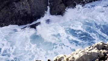 lento movimento embarrilando onda com textura e vento spray, cru natural maravilhas. lindo costeiro Rocha formações e falhando mar ondas. atlântico oceano panorama com cênico rochas, falésias video