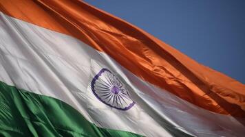 Indien-Flagge, die hoch am Connaught-Platz mit Stolz auf den blauen Himmel fliegt, Indien-Flagge flattert, indische Flagge am Unabhängigkeitstag und Tag der Republik Indien, Schuss nach oben geneigt, indische Flagge schwenkend, Har Ghar Tiranga video