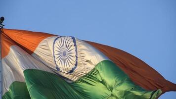 Indien-Flagge, die hoch am Connaught-Platz mit Stolz auf den blauen Himmel fliegt, Indien-Flagge flattert, indische Flagge am Unabhängigkeitstag und Tag der Republik Indien, Schuss nach oben geneigt, indische Flagge schwenkend, Har Ghar Tiranga video